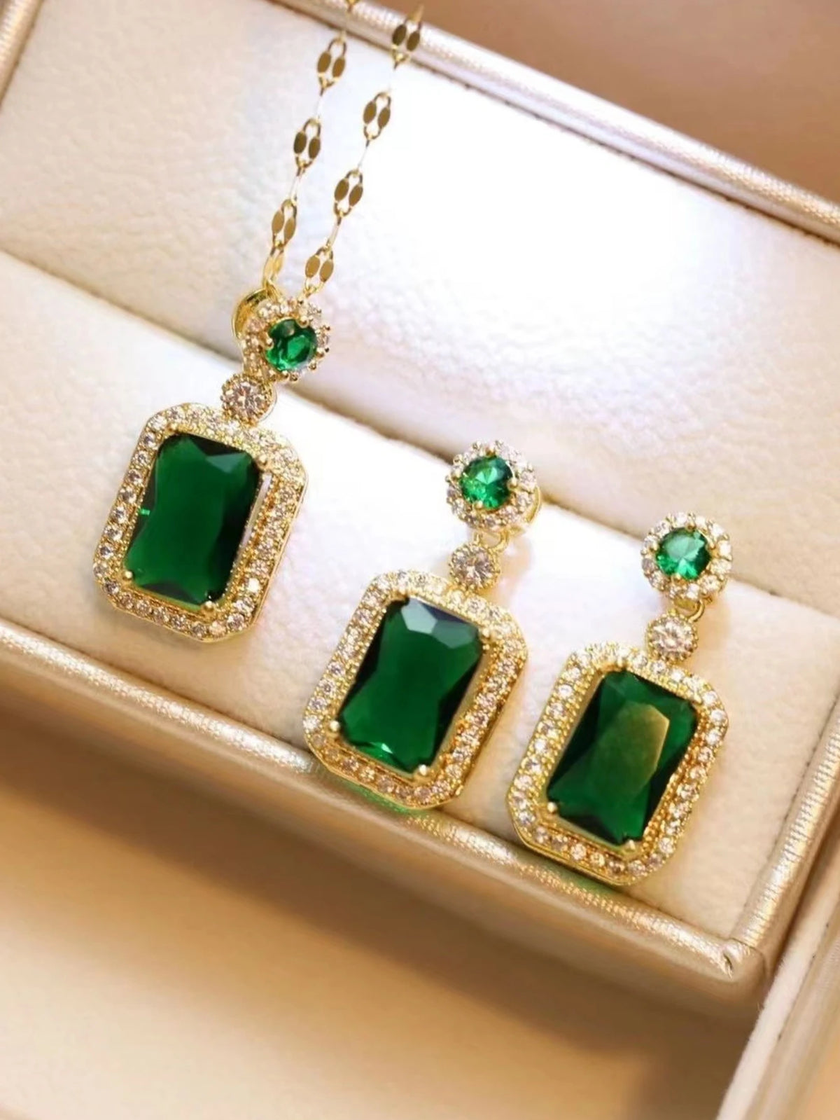 The Royal Emerald: 4-Piece Cushion-Cut Halo Bridal Collective
